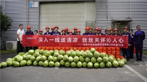 清冷润匠心关切抵热浪|抖圈.为dU而生股份出产一线发展“送清冷”员工关切系列活动